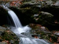 Mehrstufige Kaskade im unteren Bachlauf